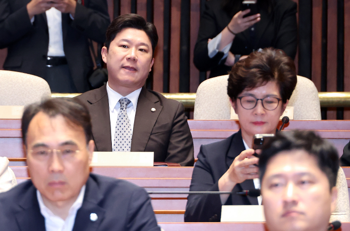 국민의힘 중앙윤리위원회에 제소된 진종오 의원이 20일 국회에서 열린 의원총회에 참석하고 있다. 연합뉴스