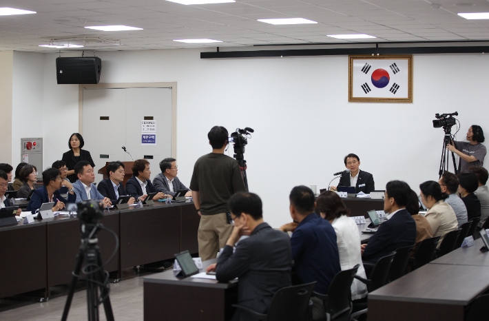 최현덕 남양주시장이 지난 7월 16일 진접오남행정복지센터에서 민선 9기 첫 시정현안회의를 열고 회의 전 과정을 시 공식 채널을 통해 실시간 생중계했다. 남양주시 제공