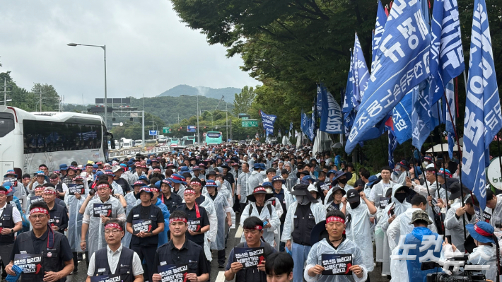 21일 오후 2시쯤 서울 서초구 양재동 현대자동차 본사 앞에서 금속노조 등이 주최한 '2026 자동차업종 공동파업대회' 집회가 열렸다. 김하영 수습기자