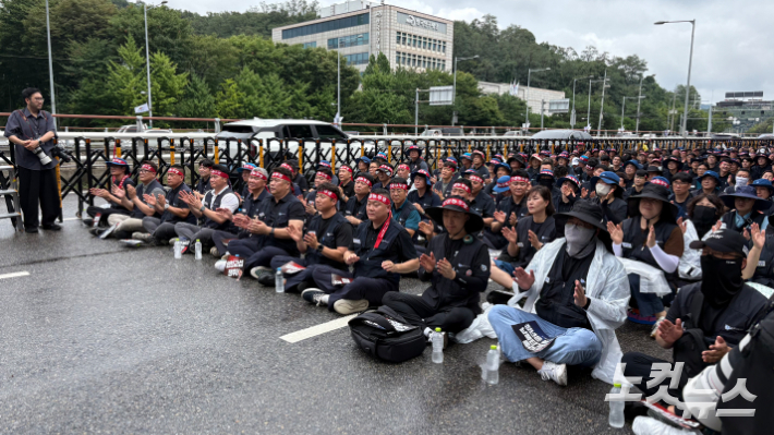 21일 서울 양재동 현대차그룹 본사 앞에서 전면 파업 중인 현대차 노조. 김하영 수습기자
