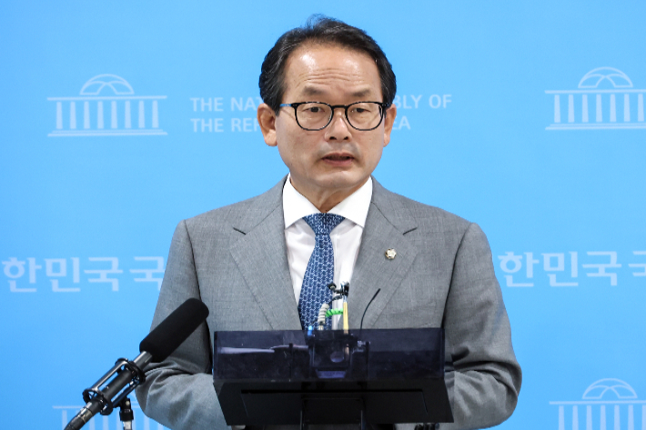 더불어민주당 강준현 수석대변인이 지난 5월 24일 국회 소통관에서 전북지사 선거에 무소속으로 출마한 김관영 후보의 '이 대통령과 사전 교감했다'는 취지의 주장에 대해 "청와대를 통한 사실관계 파악 결과 전혀 사실이 아님을 확답받았다"고 밝혔다. 연합뉴스
