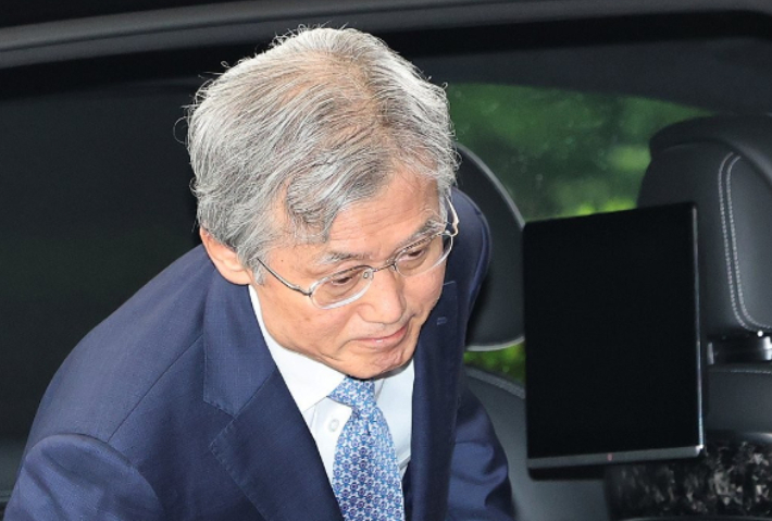 조희대 대법원장이 21일 서울 서초구 대법원으로 출근하고 있다. 연합뉴스