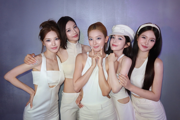 지난 3일 세 번째 여름 미니앨범 '벨벳 서머'를 발매한 그룹 레드벨벳. 레드벨벳 공식 트위터