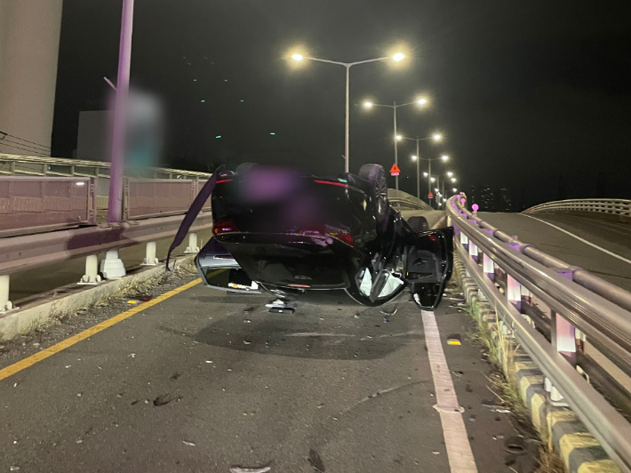 21일 오후 11시쯤 부산 동구 좌천 충장고가교 입구에서 음주운전을 하던 60대 남성이 도로에 설치된 충격흡수대를 들이받았다. 부산경찰청 제공 