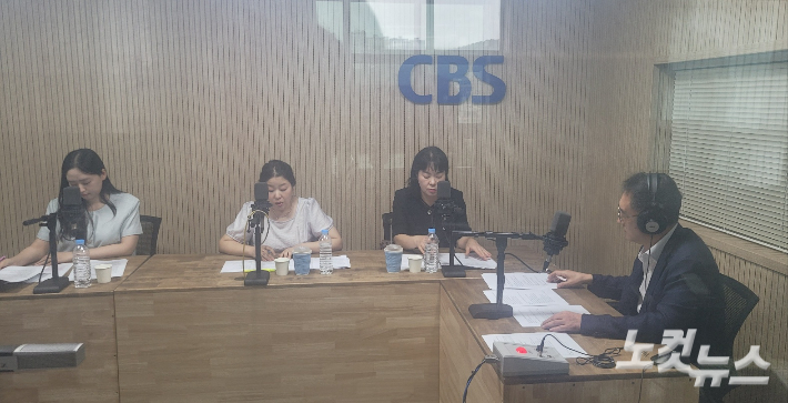 왼쪽부터 유다정 리포터, 임혜진 주무관, 엄새벽 장학사, 김종현 앵커. 이은영 PD