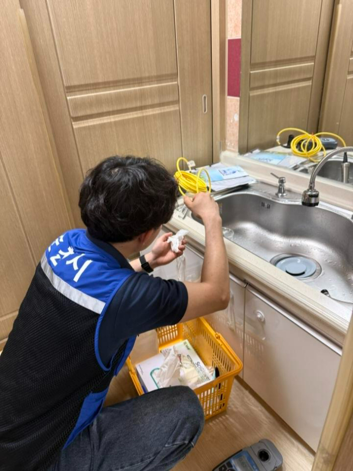 상수도과 직원이 수돗물 수질검사를 하고 있다. 순천시 제공