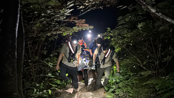 들것을 이용해 부상 당한 등산객을 구조하고 있는 모습. 설악산국립공원사무소 제공