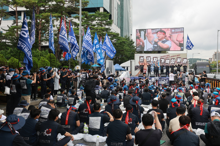 현대자동차 노동조합(금속노조 현대차지부)이 올해 임금협상 난항으로 전면 파업에 들어간 21일 서울 서초구 현대자동차 본사 앞에서 전국금속노동조합 자동차업종 조합원들이 공동파업대회를 열고 있다. 이들은 이날 현대차그룹에 정년 연장과 부품사 납품 단가 인상, 원청교섭 등을 요구했다. 연합뉴스