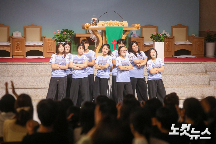 '2026 남원 청년 연합 찬양집회'에서 워십댄스 공연이 펼쳐지고 있다. 최화랑 기자