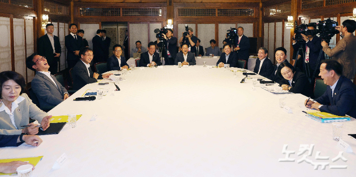 한성숙 국무총리, 김민석 더불어민주당 대표, 강훈식 대통령비서실장, 한병도 민주당 원내대표, 구윤철 부총리 등이 23일 서울 종로구 총리공관에서 열린 고위당정협의회에 앞서 환담하고 있다. 박종민 기자