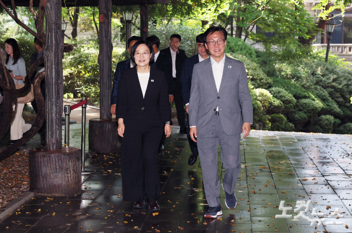 한성숙 국무총리와 김민석 더불어민주당 대표가 23일 서울 종로구 총리공관에서 열린 고위당정협의회에 참석하고 있다. 박종민 기자