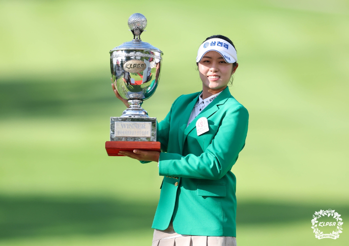 우승 트로피를 들고 포즈를 취한 서교림. KLPGA  