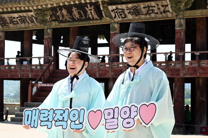 지난 5월 밀양을 방문한 최휘영 문화체육관광부 장관이 '반하다 밀양 반값여행' 지정 관광지인 영남루에서 기념 촬영을 하고 있다. 밀양시 제공