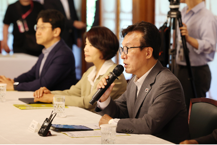 더불어민주당 김민석 당 대표가 23일 서울 종로구 삼청동 총리공관에서 열린 고위당정협의회에 참석해 발언하고 있다. 연합뉴스