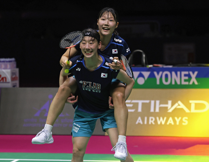 23일(현지 시각) 인도 뉴델리에서 열린 2026 세계배드민턴연맹(BWF) 세계선수권대회 여자 복식 우승을 차지한 뒤 이소희가 백하나를 업고 기뻐하고 있다. 연합뉴스 
