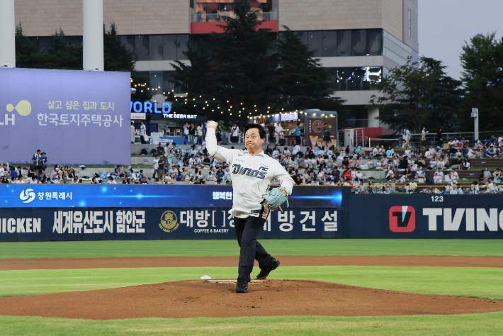 시구하고 있는 강기윤 창원시장. 창원시 제공 