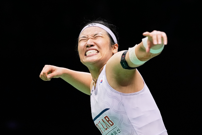 안세영은 23일(한국 시각) 인도 뉴델리에서 열린 2026 세계배드민턴연맹(BWF) 세계선수권대회 여자 단식 정상에 오른 뒤 포효하고 있다. 연합뉴스 