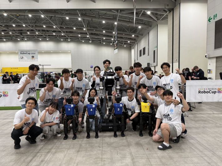 지난 7월 '로보컵(RoboCup) 2026'에 출전한 인하대학교 로봇 연합팀 '인하 유나이티드'. 인하대 제공
