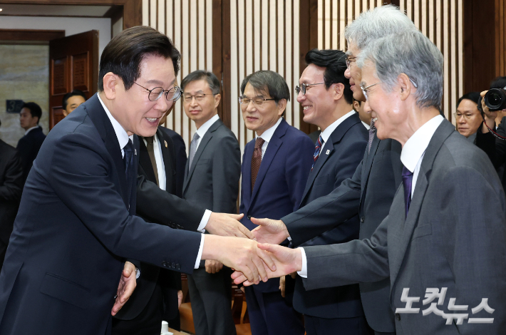 이재명 대통령(왼쪽)과 조희대 대법원장(오른쪽). 윤창원 기자