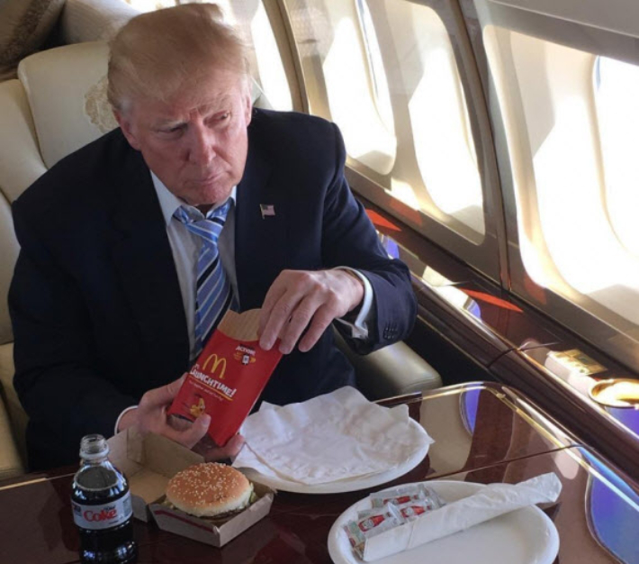 패스트푸드를 먹는 트럼프 미국 대통령. 인스타그램 @realdonaldtrump 캡처