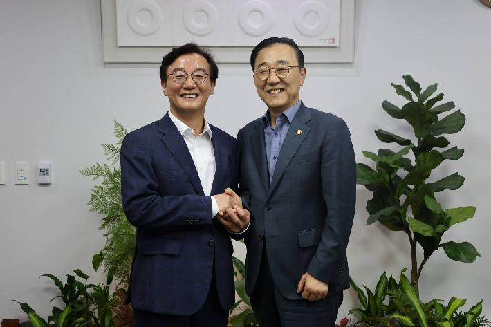 전재수 부산시장은 지난 21일 김윤덕 국토교통부 장관을 만나 2차 공공기관 이전을 거점 중심으로 추진해야 한다고 강조하며 부산은 '준비된 도시'라고 강조했다. 부산시 제공