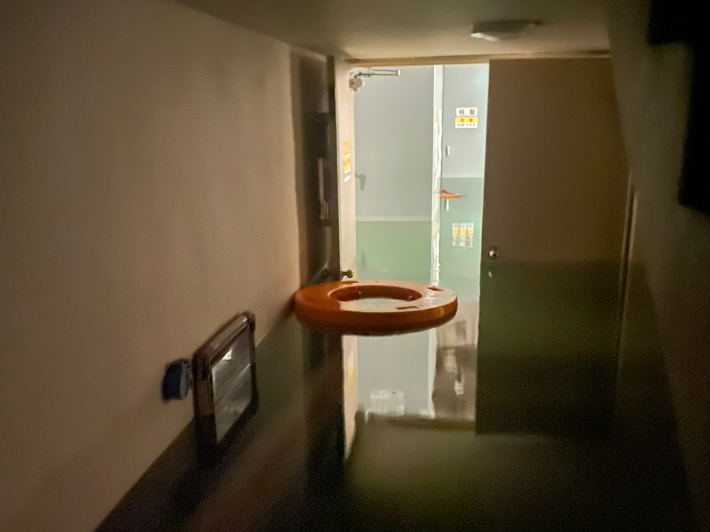 23일 오후 8시 50분쯤 부산 동래구의 한 아파트 지하 변전실이 침수돼 370가구에 정전이 발생했다. 부산소방재난본부 제공