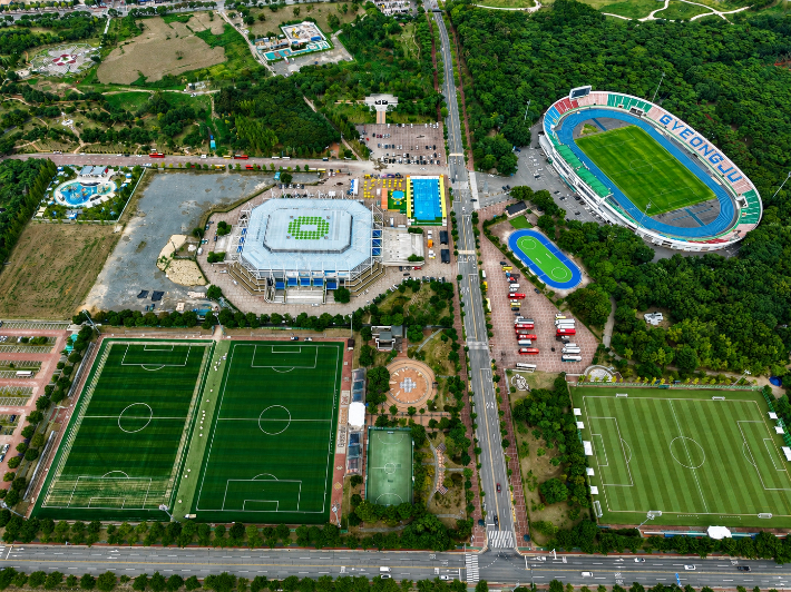 경주 화랑대기 전국 유소년 축구대회가 열리는 경주축구공원과 시민운동장 일원. 경주시 제공