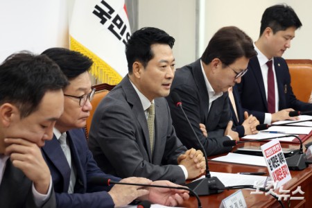 최고위원회의 주재하는 장동혁 대표
