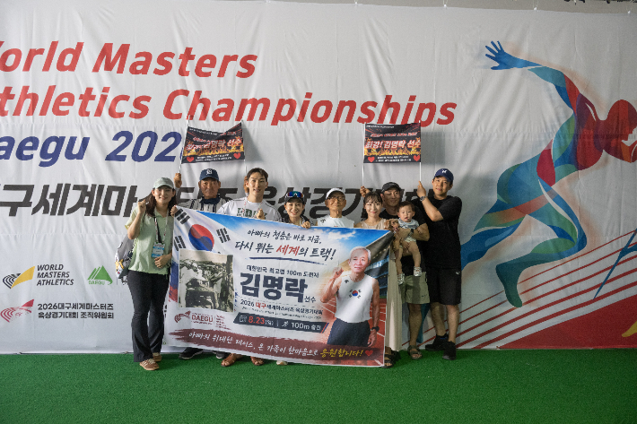 지난 23일 대구스타디움에서 열린 대구세계마스터즈육상대회(WMAC) 100m 달리기에 국내 최고령 참가선수인 김명락씨가 참여해 완주했다.