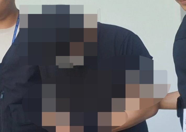 호송차로 이동하는 실종 허위종결 경찰. 연합뉴스