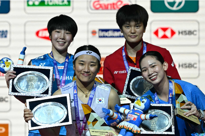 세계배드민턴연맹(BWF) 세계선수권대회 여자 단식 시상식에서 야마구치(왼쪽부터)와 안세영, 왕즈이 등 수상자들이 기념 촬영하고 있다. 연합뉴스  