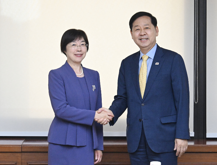 구윤철 부총리 겸 재정경제부 장관이 24일 서울 영등포구 한국수출입은행에서 방한 중인 쩌우 자이 아시아인프라투자은행(AIIB) 신임 총재와 면담에 앞서 악수하며 인사를 하고 있다. 재정경제부 제공