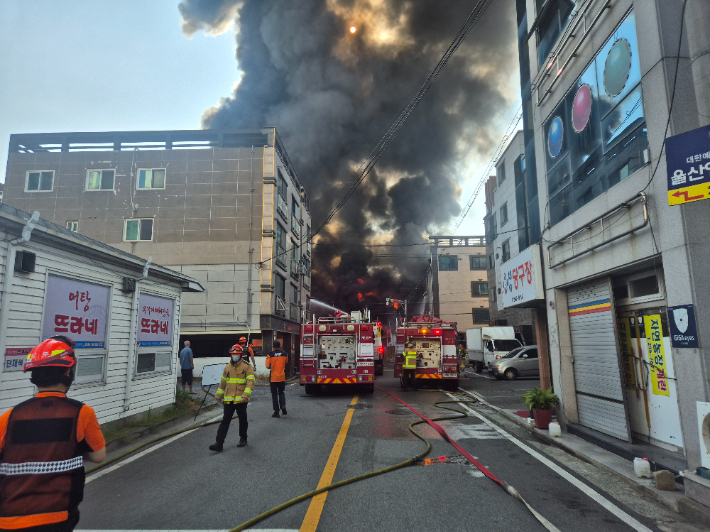 지난 3일 오전 8시20분쯤 남구 삼산동의 페인트 자재 창고에서 불이 나 5명의 사상자가 발생했다. 울산소방본부 제공