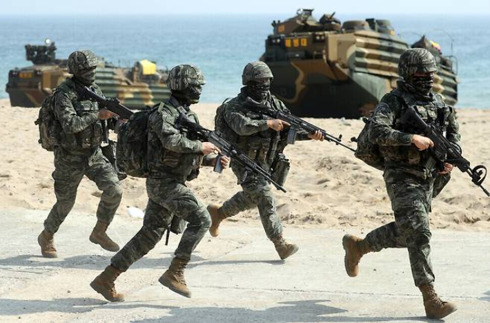 2023년 3월29일 경북 포항 훈련장에서 한·미 해군·해병대 장병이 '쌍룡훈련' 중 '결정적 행동' 훈련을 하고 있다. 연합뉴스