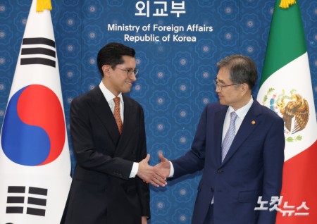 악수하는 조현-로베르토 벨라스코 외교장관