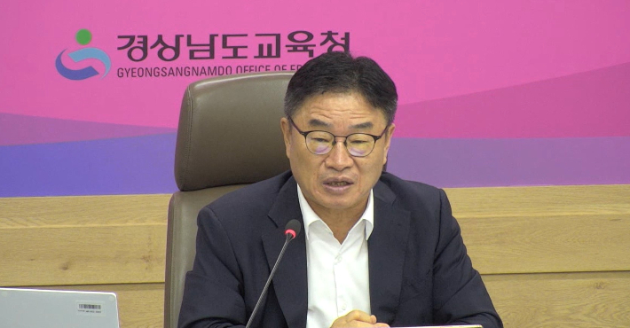 권순기 경남교육감이 24일 월요회의에서 발언을 하고 있다. 경남교육청 제공