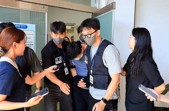 실종사건 허위 종결 등 혐의를 받는 A 경장이 24일 오전 체포적부심사를 받으러 가기 위해 제주동부경찰서 유치장에서 나오고 있다. 연합뉴스