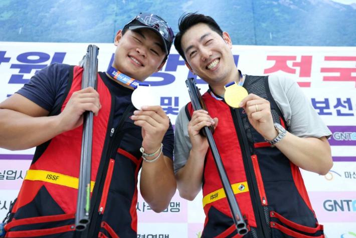 황정수(사진 오른쪽). 대한사격연맹 제공
