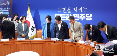 인사하는 김민석 대표와 최고위원들