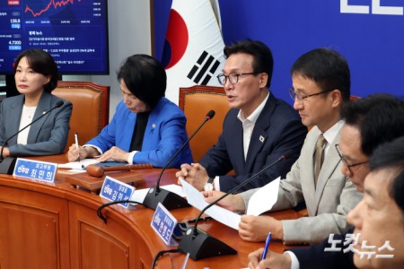 더불어민주당 김민석 대표가 24일 서울 여의도 국회에서 열린 최고위원회의에서 발언을 하고 있다.