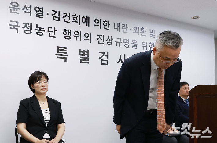3대 특검 이후 남은 의혹을 수사해 온 2차 종합특별검사팀 권창영 특별검사가 24일 오전 경기 과천시 특검팀 사무실에서 180일간의 수사 결과에 대해 브리핑을 하고 있다. 류영주 기자