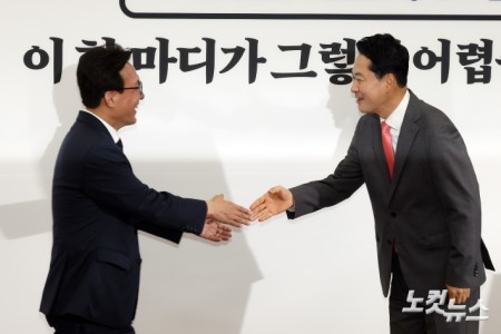 더불어민주당 김민석 대표가 24일 서울 여의도 국회에서 국민의힘 장동혁 대표를 예방하며 악수를 하고 있다.