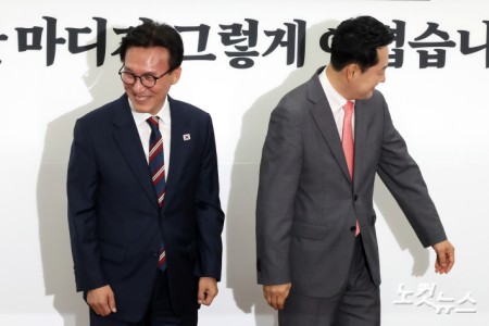 더불어민주당 김민석 대표(왼쪽)와 국민의힘 장동혁 대표가 24일 서울 여의도 국회에서 만나 악수를 나누고 자리에 앉고 있다.