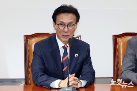 더불어민주당 김민석 대표가 24일 서울 여의도 국회에서 국민의힘 장동혁 대표를 예방하며 인사말을 하고 있다.
