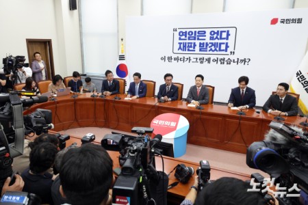 더불어민주당 김민석 대표가 24일 서울 여의도 국회에서 국민의힘 장동혁 대표를 예방하며 인사말을 하고 있다.
