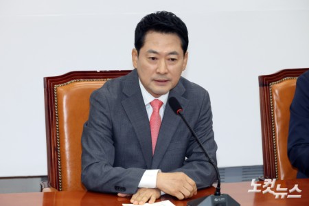 국민의힘 장동혁 대표가 24일 서울 여의도 국회에서 국민의힘을 찾은 더불어민주당 김민석 대표와 만나며 인사말을 하고 있다.