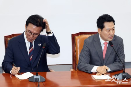 국민의힘 장동혁 대표가 24일 서울 여의도 국회에서 국민의힘을 찾은 더불어민주당 김민석 대표와 만나며 인사말을 하고 있다.