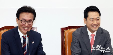 더불어민주당 김민석 대표(왼쪽)와 국민의힘 장동혁 대표가 24일 서울 여의도 국회에서 만나 대화를 하고 있다.