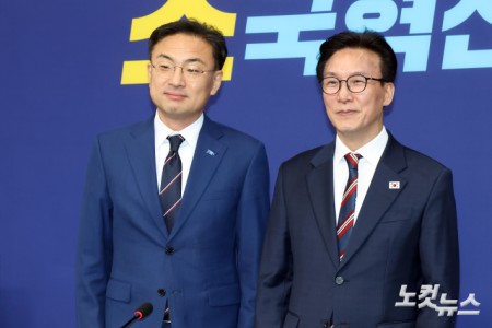 더불어민주당 김민석 대표(오른쪽)가 24일 서울 여의도 국회에서 조국혁신당 신장식 대표를 예방하고 있다.