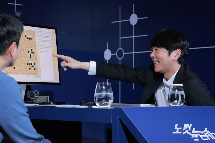 이세돌 9단(사진 오른쪽)이 지난 3월 9일 서울 종로구 포시즌스호텔에서 AI 스타트업 인핸스가 주최한 '에이전틱 AI 상용화 글로벌 캠페인'에 참석해 인핸스의 AI 에이전트와 실시간 협업해 만든 바둑 프로그램을 시연하고 있다. 사진은 AI 에이전트의 훈수에 웃음터진 이세돌. 류영주기자